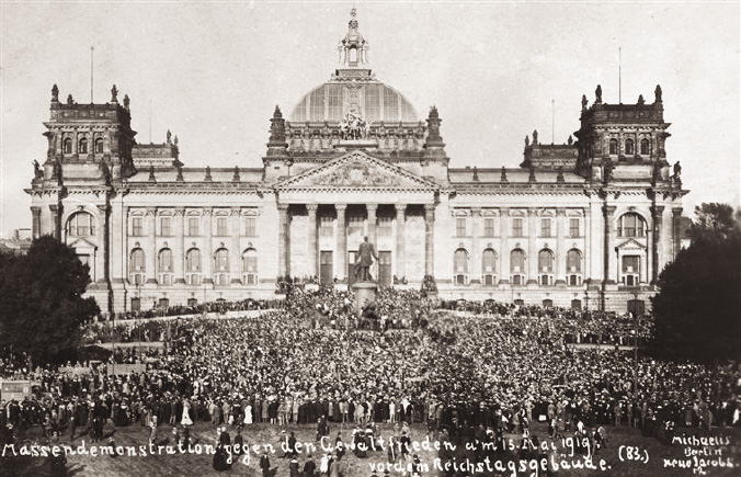 V1-Versailles_treaty_mass_demonstration_against_in_front_of_the_Reichstag_May_1919.jpg