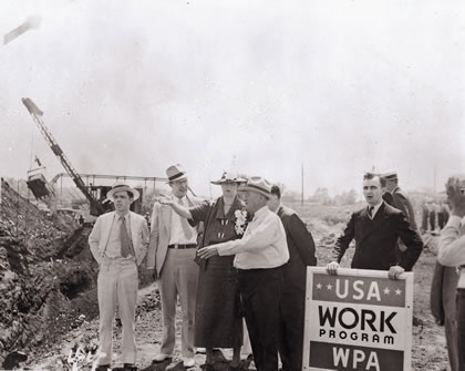 b2-Eleanor_Roosevelt_at_Works_Progress_Administration_site_in_Des_Moines%2c_Iowa_-_NARA_-_195991.jpg