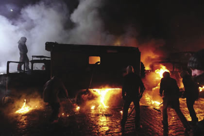 a4-Dynamivska_str_barricades_on_fire._Euromaidan_Protests._Events_of_Jan_19%2c_2014-9.jpg